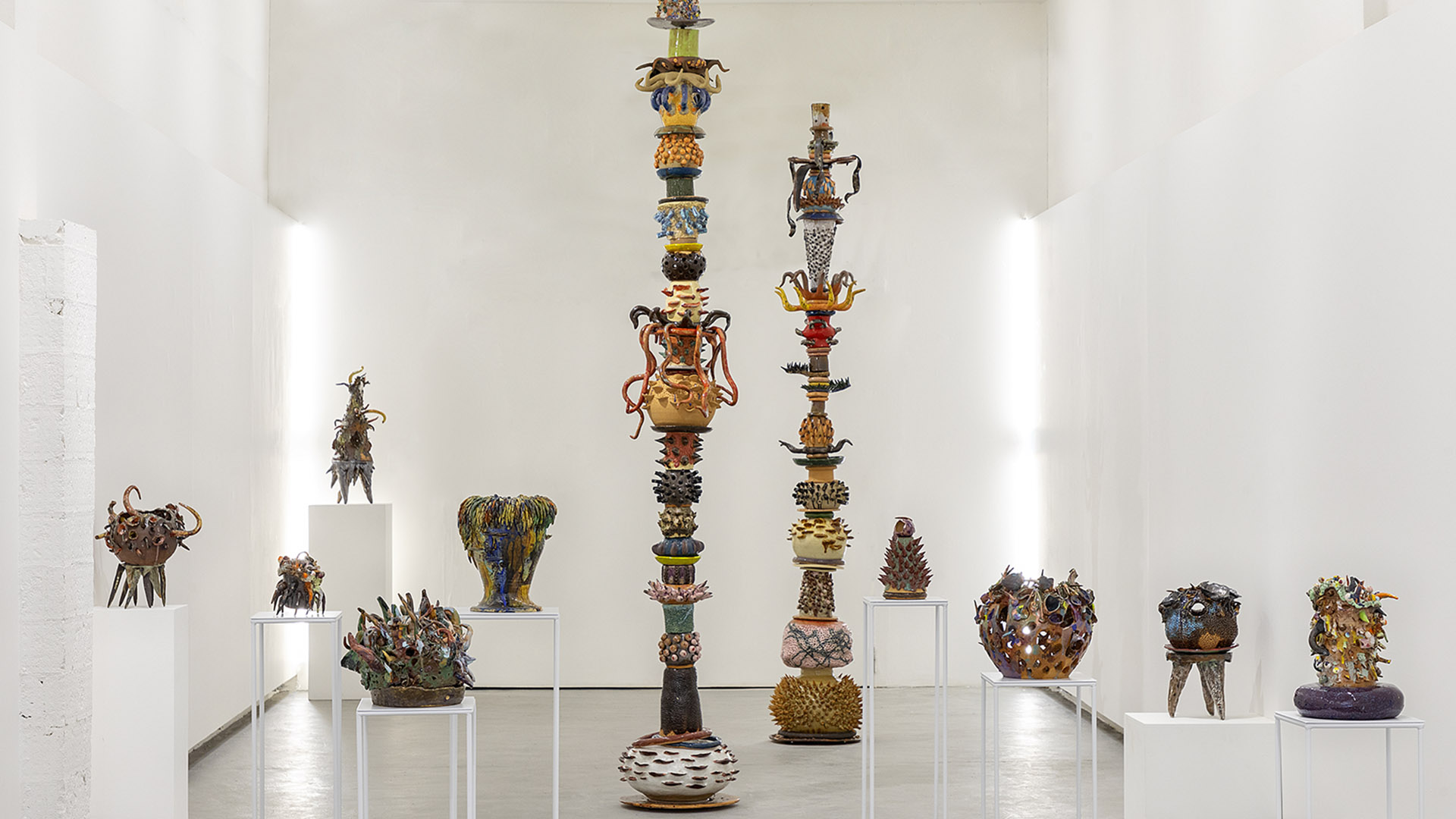Individual de Paula Juchem traz novos caminhos para a escultura por meio da cerâmica