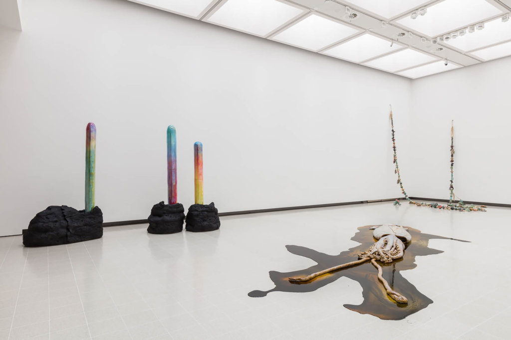 Vista de instalação das obras de David Zink Yi e Salvatore Arancio na exposição ‘Strange Clay’: Cerâmica na Arte Contemporânea’, Hayward Gallery, Londres
